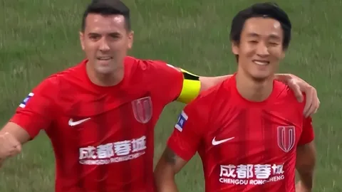 《联赛首战争议再起！李海新关键判罚引争议，长春亚泰队感不公之痛》